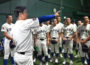 ナインらに指示を出す綾羽の千代純平監督(手前)(撮影･石井愛子)