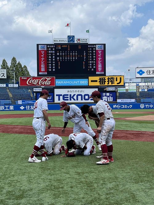 世田谷西に敗れ、泣き崩れた東北楽天ナインをを土谷監督らがなぐさめた