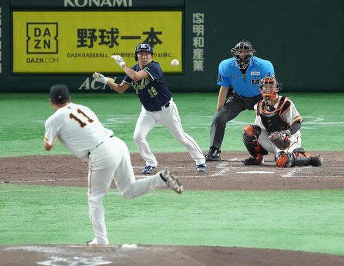 巨人対ヤクルト　5回表ヤクルト2死、石川は24年連続安打となる中前打を放つ。投手田中将(撮影･足立雅史)
