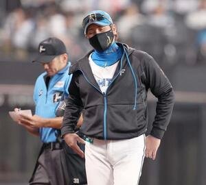 日本ハム対西武　浮かない表情で選手交代を告げる新庄監督(撮影･黒川智章)