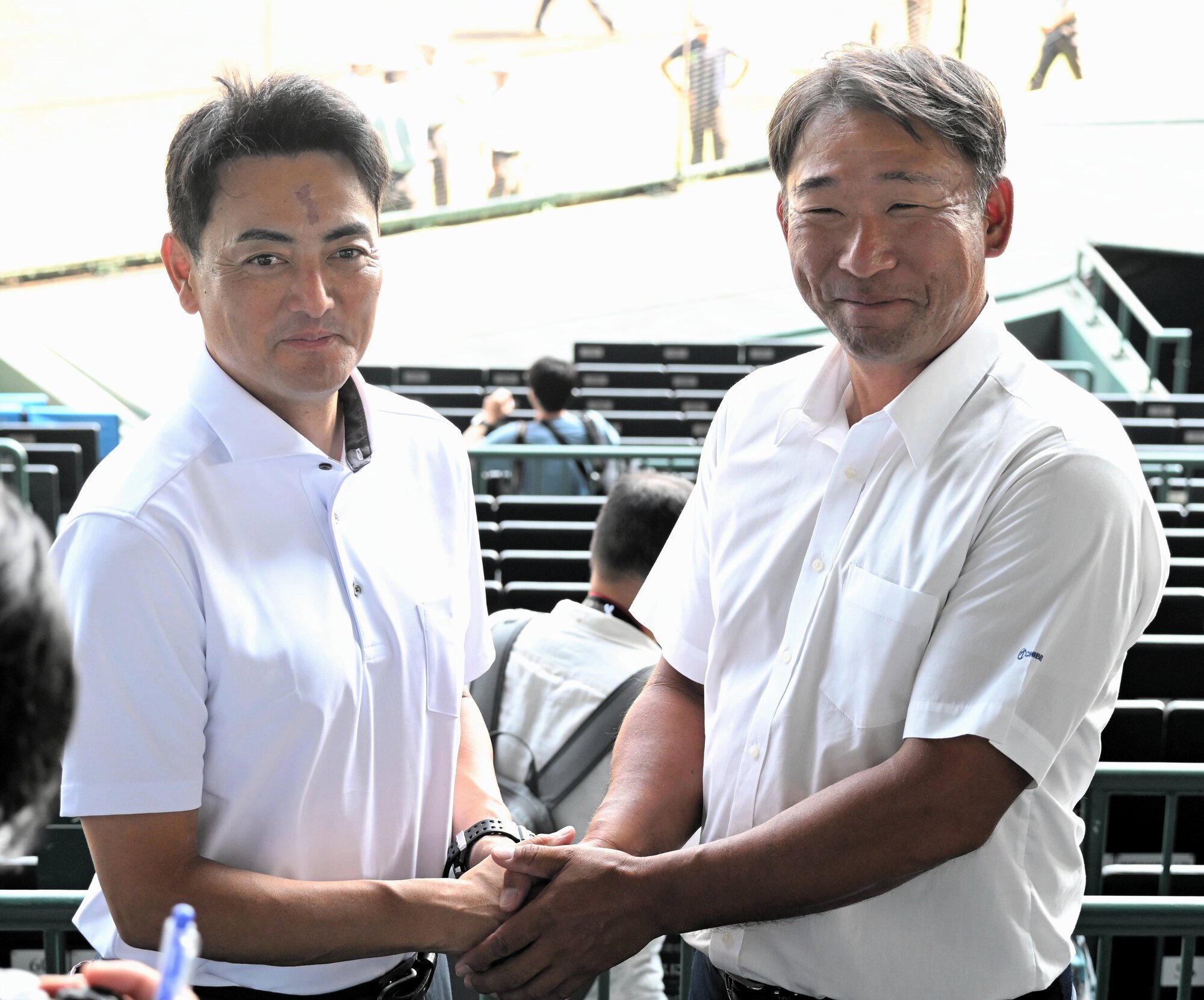 花巻東の佐々木洋監督(左)と、智弁和歌山の中谷仁監督=2025年8月4日、兵庫県西宮市の阪神甲子園球場、長野剛撮影