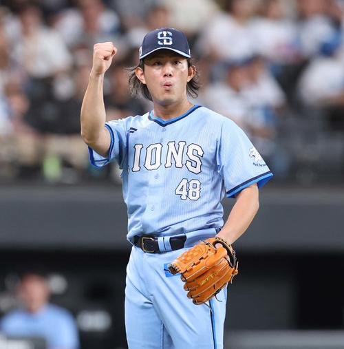 日本ハム対西武　4回裏日本ハム無死満塁、矢沢を併殺にとりポーズをとる今井(撮影･黒川智章)