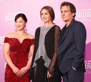 映画｢BALLERINA｣舞台あいさつを行う、左から角田、アナ･デ･アルマス、レン･ワイズマン監督(撮影･中島郁夫)