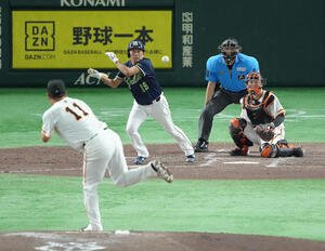 巨人対ヤクルト　5回表ヤクルト2死、石川は24年連続安打となる中前打を放つ。投手田中将(撮影･足立雅史)