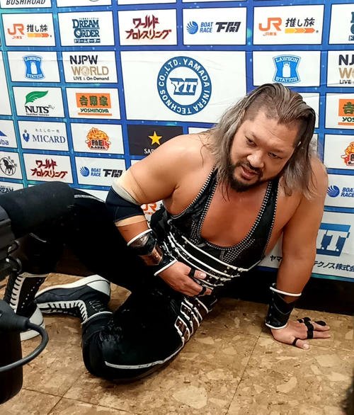 悪行ざんまいでボルチン･オレッグを下し、ニヤリと笑うEVIL