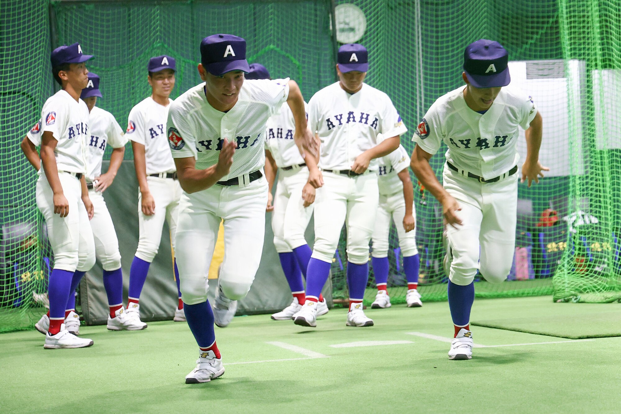 室内練習場で練習する綾羽の選手たち=竹花徹朗撮影