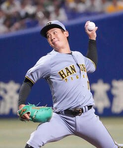 中日対阪神　1回裏、登板する阪神先発の伊原(撮影･森本幸一)