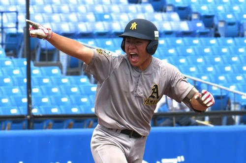 7回裏無死二塁、青森山田の尾崎は二塁打を放った瞬間、ベンチに向かって叫んだ