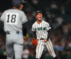 津田学園対叡明　タイブレーク12回表叡明1死一、二塁、桑山は細沼を三ゴロ併殺に仕留め雄たけびをあげ喜ぶ(撮影･上山淳一)