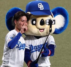 中日対阪神　プロ初勝利の金丸(左)はドアラと記念撮影をする(撮影･上田博志)