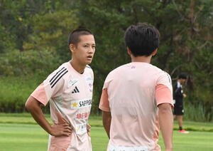 藤原(右)とプレーの確認をする島村(撮影･小林忠)