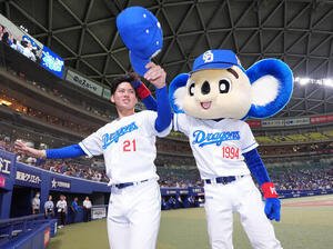 中日対阪神　試合終了、金丸(左)はドアラから祝福を受ける(撮影･森本幸一)