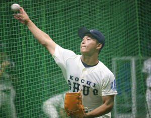 雨天中止となり、室内練習場で投球練習する堅田(撮影･増田悦実)