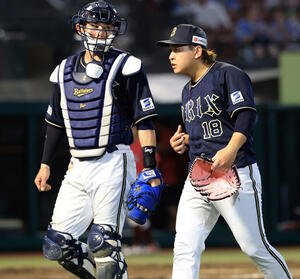 楽天対オリックス　4回裏楽天の攻撃を抑えた宮城(右)は若月と話しながら戻る(撮影･浅見桂子)