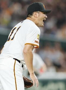 巨人対ヤクルト　5回表ヤクルト2死満塁、内山を空振り三振に仕留めほえる田中将(撮影･野上伸悟)