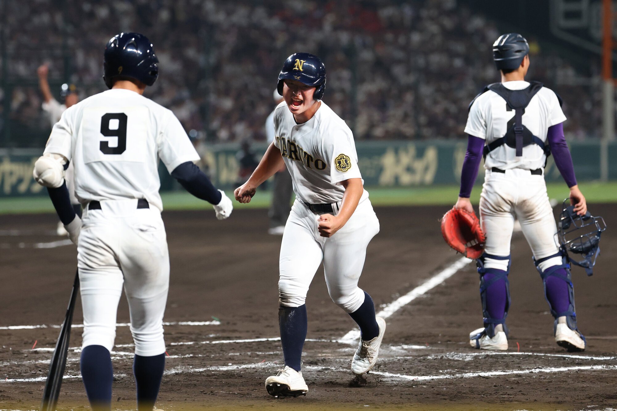 天理―鳴門　六回裏鳴門2死二塁、小川の適時打で二塁走者上原が生還=吉本美奈子撮影