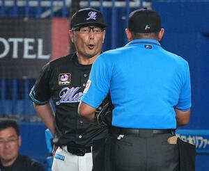 ロッテ対ソフトバンク　8回、球審に交代を告げるロッテ吉井監督(左)(撮影･菅敏)