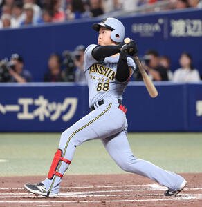 中日対阪神　2回表阪神1死、中川は左越えにプロ1号本塁打を放つ(撮影･西尾就之)