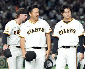 巨人対ヤクルト　ヤクルトに真け喫し厳しい表情を見せる巨人田中将(中央)と田中瑛(右)(撮影･たえ見朱実)