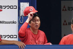 DeNA対広島　ベンチで厳しい表情の広島新井監督(撮影･宮地輝)