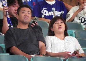 中日対阪神　観戦に訪れた金丸夢斗の両親左から父の雄一さん、母の淳子さん(撮影･森本幸一)