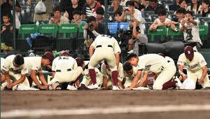 旭川志峯対広陵　広陵に敗れ、阪神甲子園球場の土を持ち帰る旭川志峯ナイン(撮影･岩下翔太)