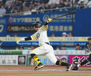 ロッテ対ソフトバンク　6回表ソフトバンク2死二塁、右適時打を放つ佐藤直(撮影･菅敏)