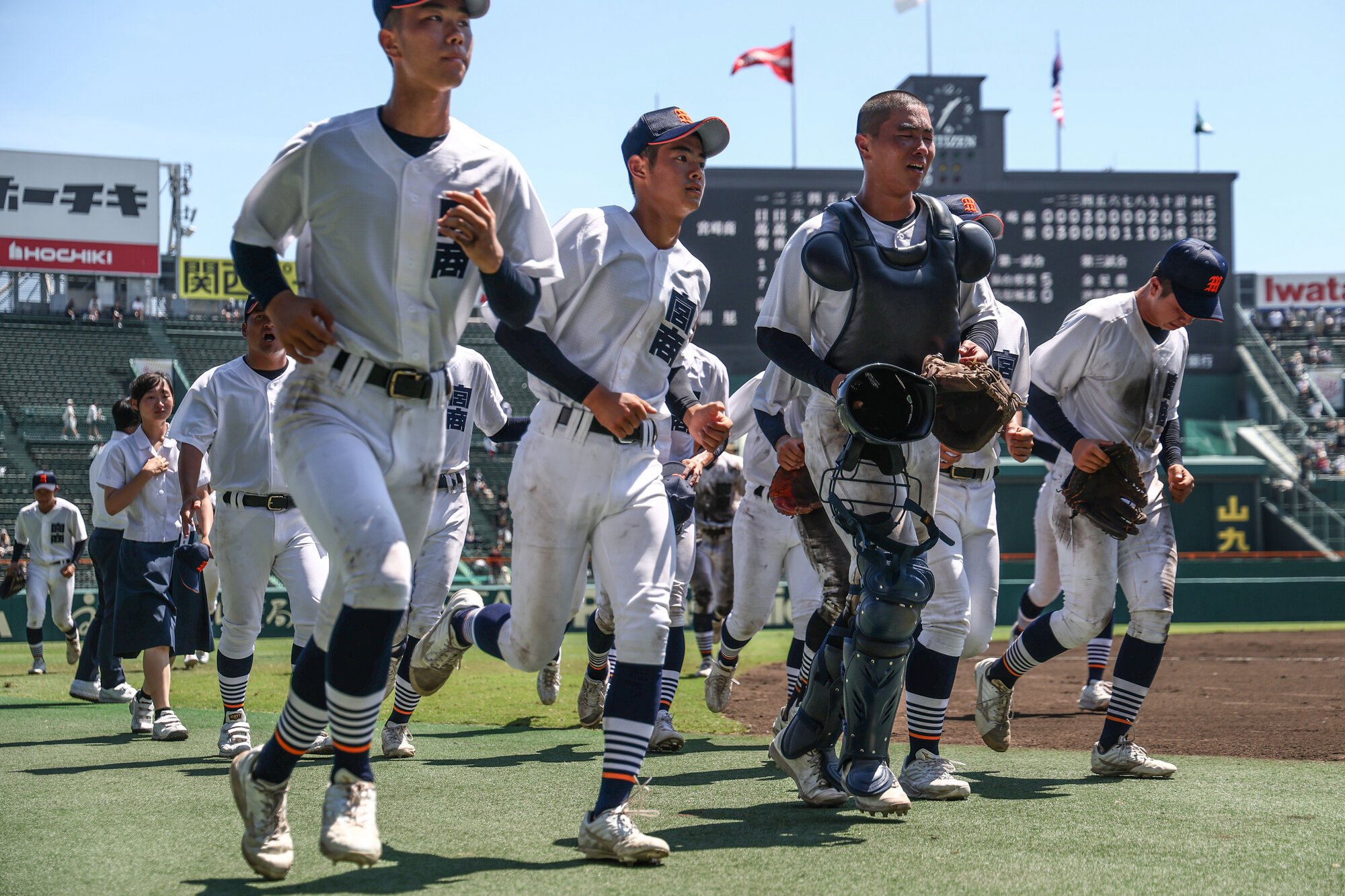 試合終了後、スタンドにあいさつをし、グラウンドを引きあげる宮崎商の選手たち=6日、阪神甲子園球場、竹花徹朗撮影
