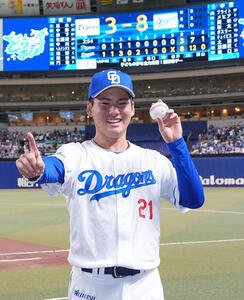 中日対阪神　勝利球を手にポーズを決める金丸(撮影･森本幸一)