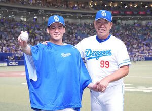 中日対阪神　試合終了、勝利球を手に井上監督(右)と記念撮影に納まる金丸(撮影･森本幸一)