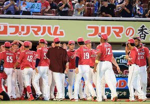 楽天対オリックス　オリックス戦3連勝で、ナインをハイタッチで迎える楽天三木監督(中央)(撮影･浅見桂子)