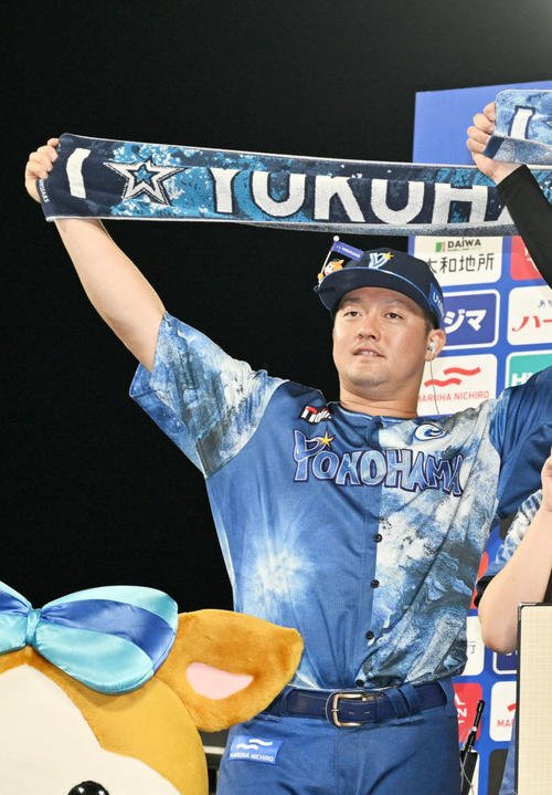ヤクルト戦で活躍しお立ち台に上がったDeNA牧(2025年7月撮影)