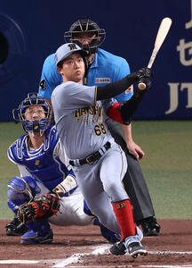 中日対阪神　2回表阪神1死、中川は左越えにプロ初本塁打を放つ(撮影･上田博志)