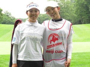 プロアマ戦で18ホールを回り終えた直後、キャディーを務める妹の蘭さん(右)と並んで笑顔を見せる山下