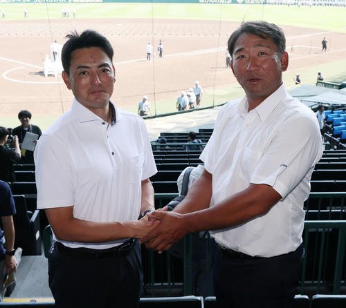 花巻東･佐々木監督(左)は智弁和歌山･中谷監督と握手(2025年8月4日撮影)