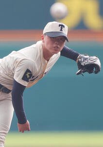 済美対東洋大姫路　9回表、力投する東洋大姫路エース木下(撮影･上山淳一)