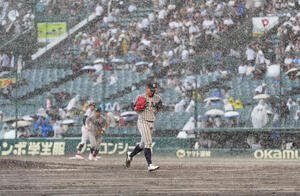 敦賀気比対横浜　4回裏、降雨中断となりベンチに引き揚げる選手ら(撮影･清水貴仁)