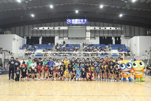 中央大学バレーボール部創部80周年記念試合に参加した選手たち(撮影･勝部晃多)