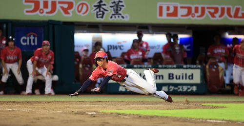 楽天対オリックス　11回裏楽天2死二塁、黒川のサヨナラ適時打で生還する武藤(2025年8月5日撮影)