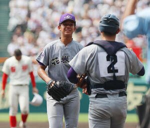 智弁和歌山対花巻東　智弁和歌山打線を7安打1失点で完投し笑顔を見せる花巻東･萬谷(撮影･上山淳一)