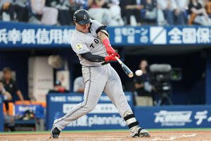 DeNA対巨人　1回表巨人2死満塁、左前適時打を放つリチャード(撮影･宮地輝)