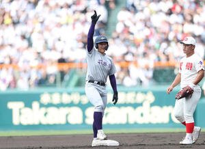 智弁和歌山対花巻東　6回裏花巻東1死二塁、左適時打を放ち喜びのポーズをする高橋蓮(撮影･増田悦実)