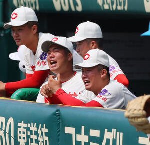 智弁和歌山対花巻東　9回表、ベンチで声を出す智弁和歌山エース渡辺(右)ら(撮影･上山淳一)