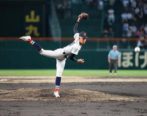 敦賀気比対横浜　力投するする横浜･織田(撮影･清水貴仁)