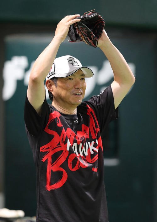 練習終了後、笑顔で話をする小久保監督(撮影･梅根麻紀)