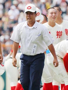 智弁和歌山対花巻東　花巻東に敗れ応援団にあいさつし引き上げる智弁和歌山の中井記録員(撮影･上山淳一)