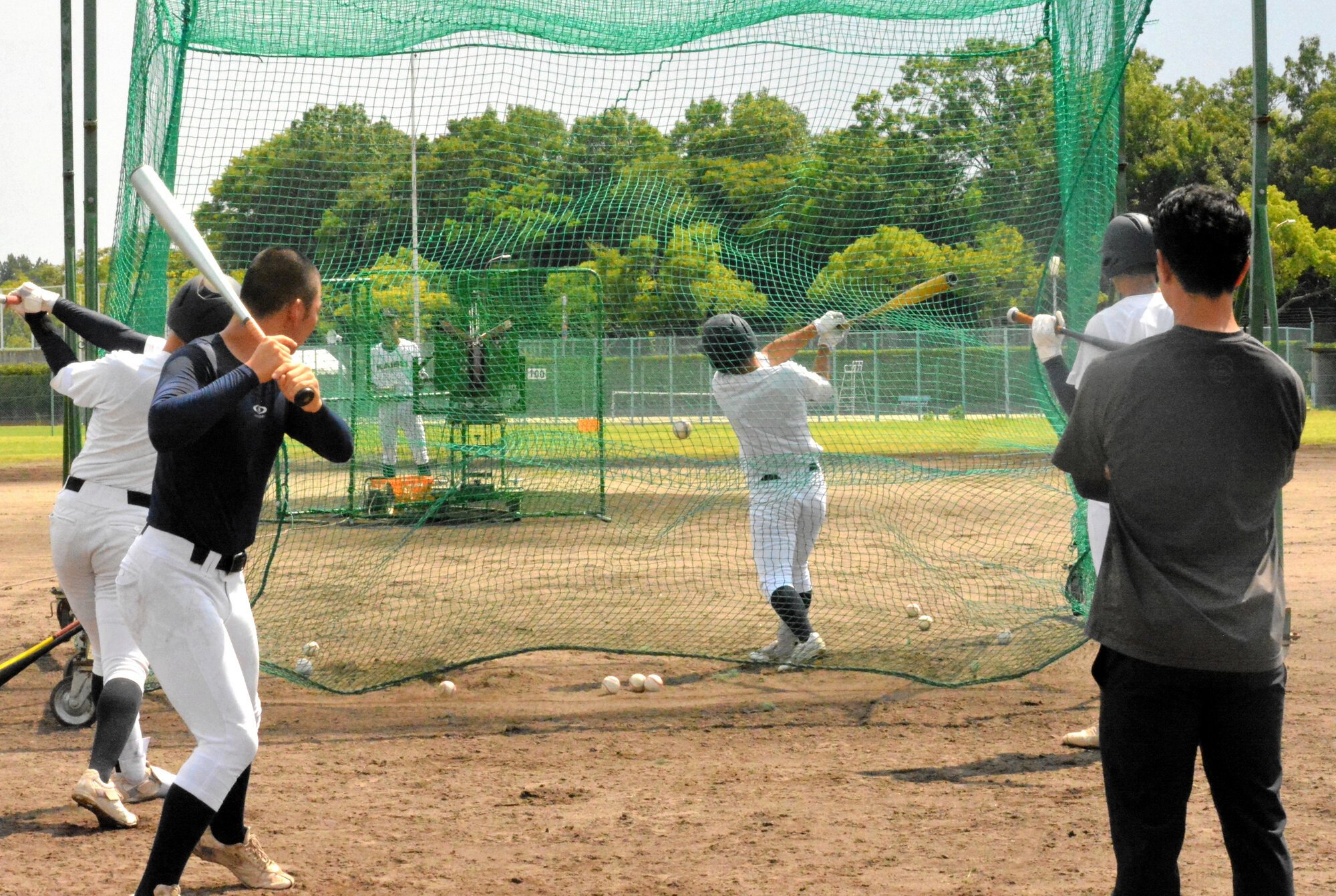 打撃練習に取り組む開星の選手たち=2025年8月8日午後2時12分、兵庫県伊丹市、堀田浩一撮影