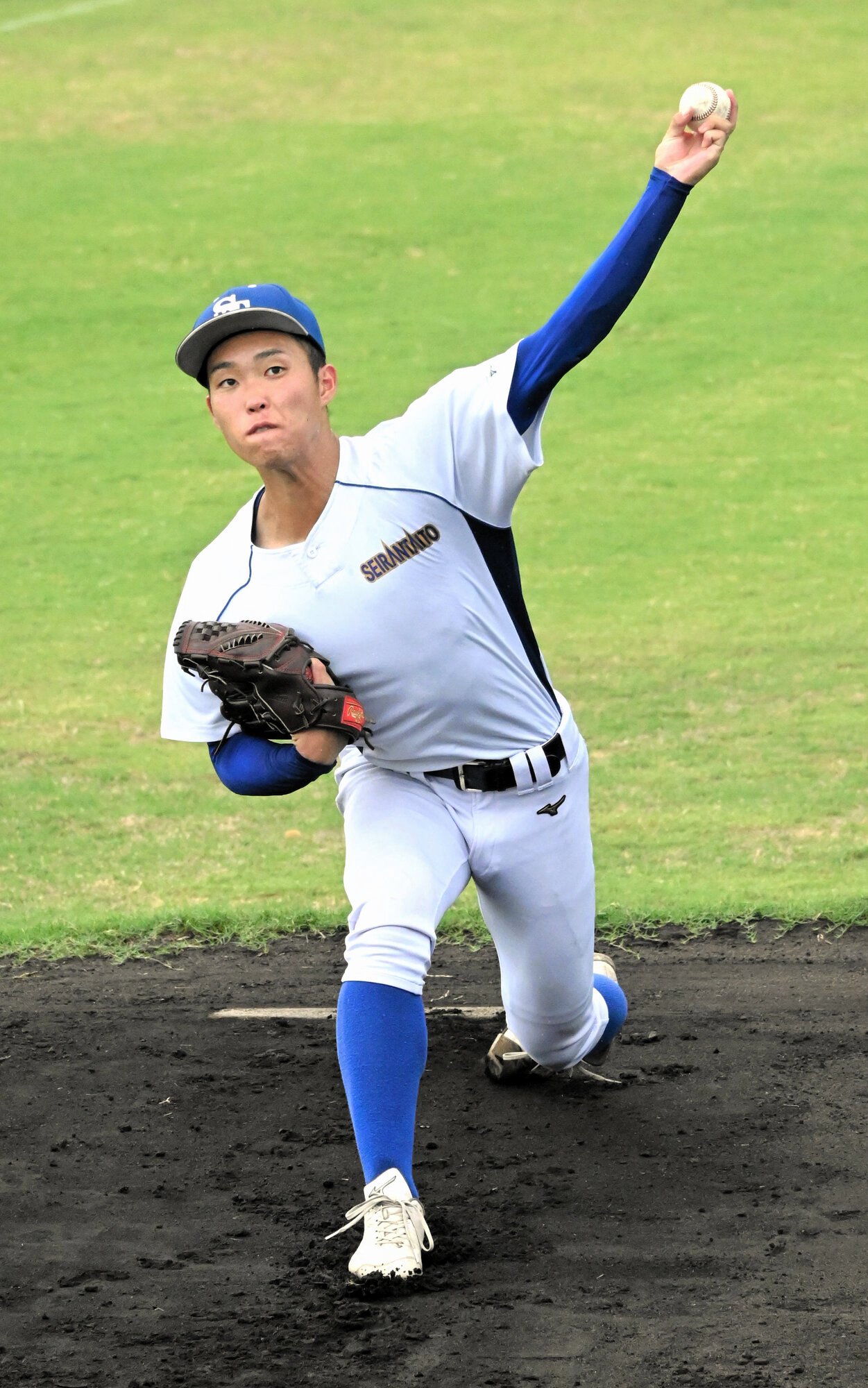 投球練習をする青藍泰斗の永井竣也=2025年8月8日、大阪府豊中市、津布楽洋一撮影