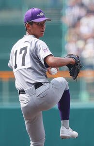 智弁和歌山対花巻東　9回表、力投する花巻東の萬谷(撮影･上山淳一)