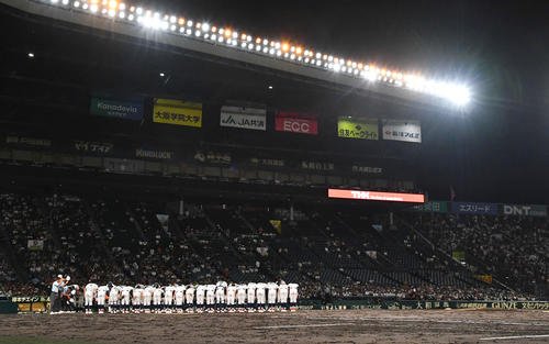 敦賀気比対横浜　1時間7分の中断の後、第3試合が終了。横浜が勝利し、あいさつする両校ナイン(撮影･岩下翔太)